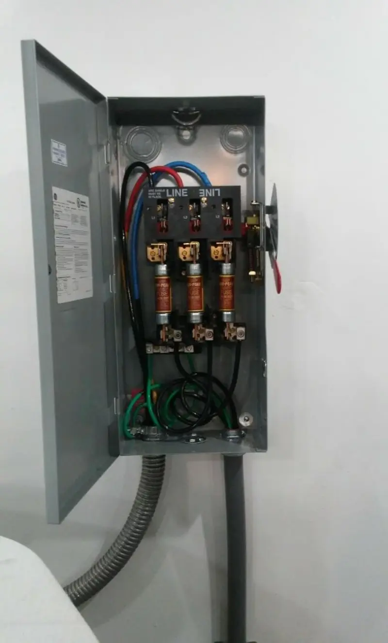 Three-phase disconnect switch installed for Smoke Detector Installation in Petal